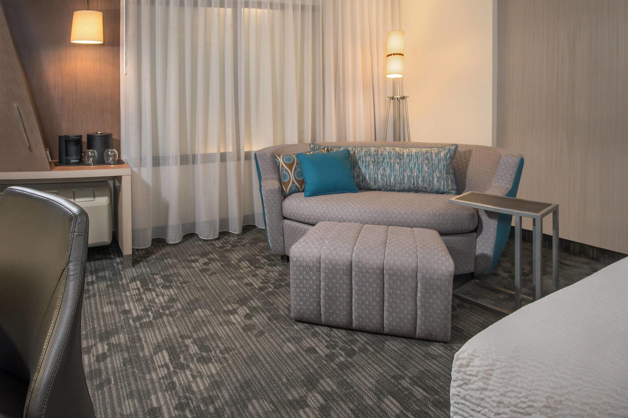 Courtyard By Marriott Atlanta Alpharetta/Avalon Area Hotel Exterior photo