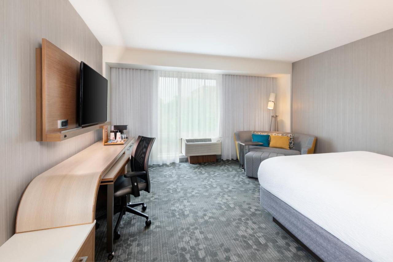 Courtyard By Marriott Atlanta Alpharetta/Avalon Area Hotel Exterior photo