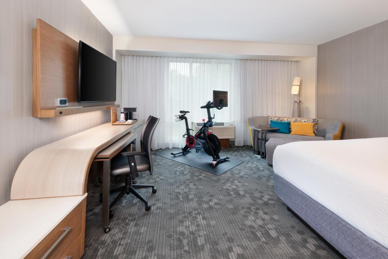 Courtyard By Marriott Atlanta Alpharetta/Avalon Area Hotel Exterior photo