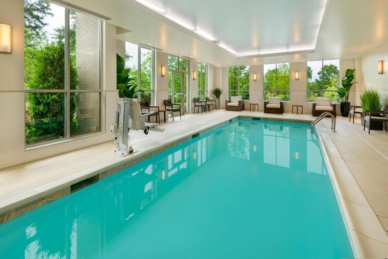 Courtyard By Marriott Atlanta Alpharetta/Avalon Area Hotel Exterior photo