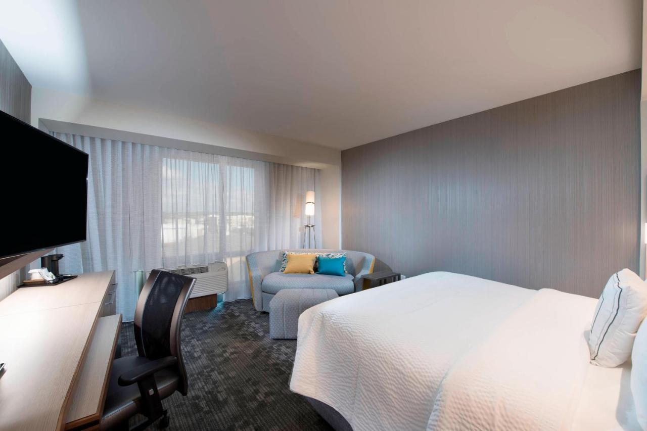Courtyard By Marriott Atlanta Alpharetta/Avalon Area Hotel Exterior photo