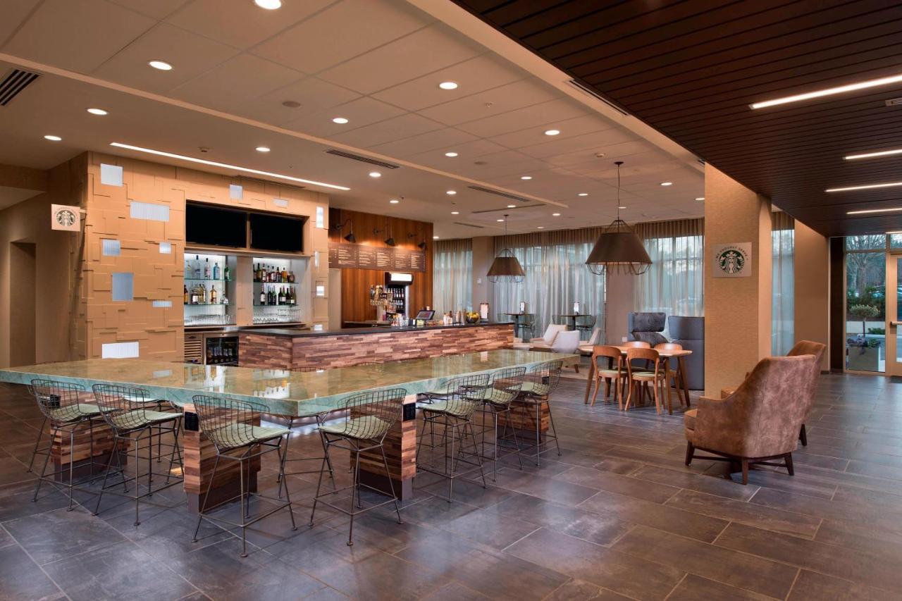 Courtyard By Marriott Atlanta Alpharetta/Avalon Area Hotel Exterior photo