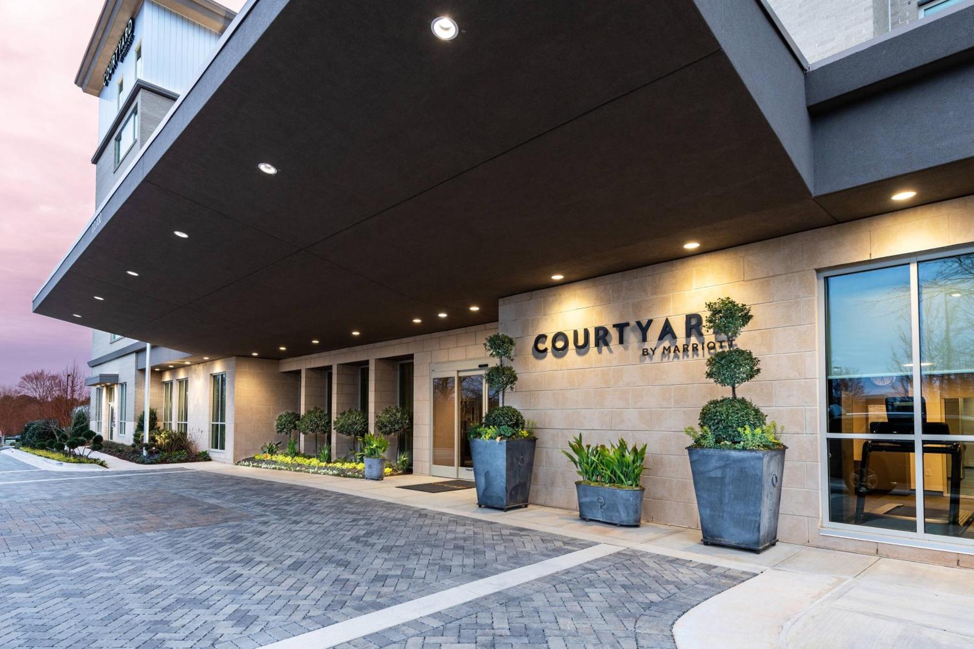 Courtyard By Marriott Atlanta Alpharetta/Avalon Area Hotel Exterior photo