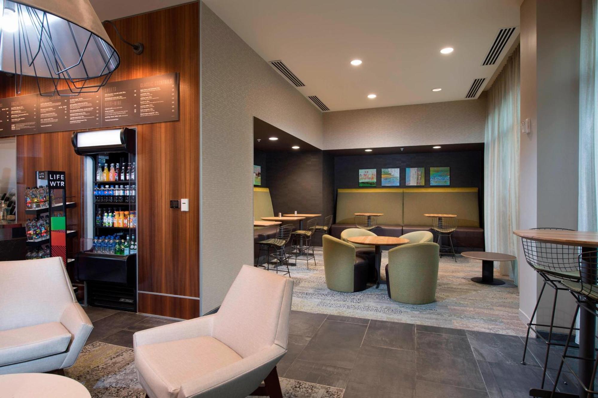 Courtyard By Marriott Atlanta Alpharetta/Avalon Area Hotel Exterior photo