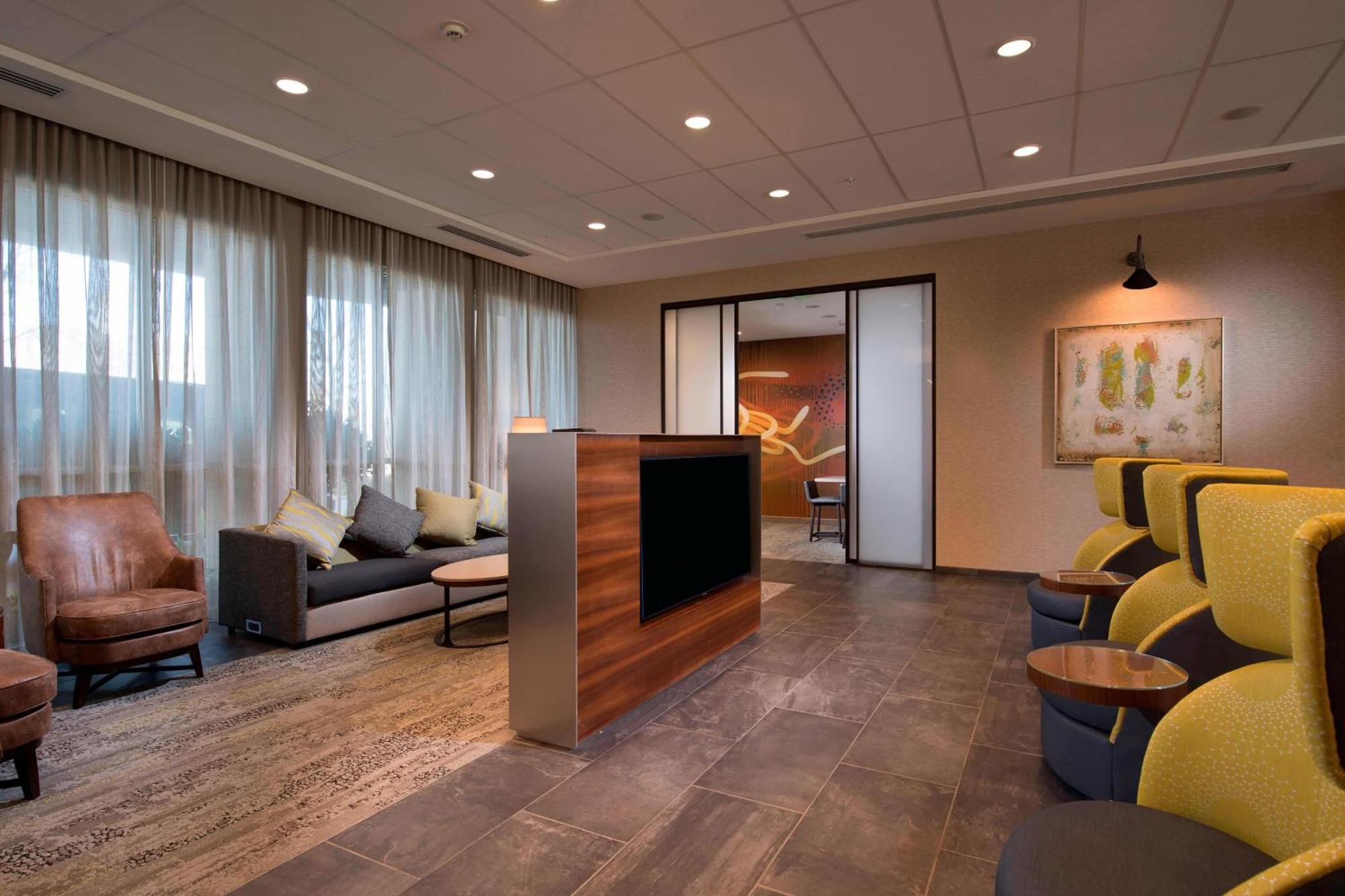 Courtyard By Marriott Atlanta Alpharetta/Avalon Area Hotel Exterior photo